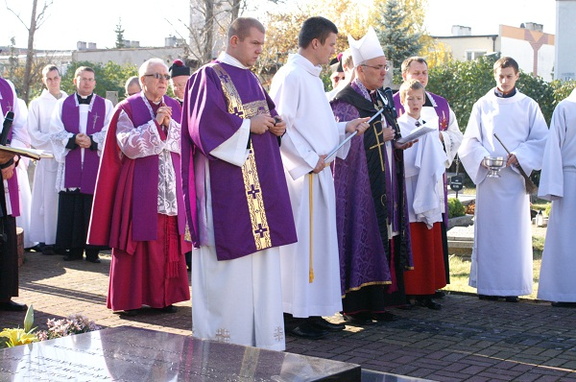 Nabożeństwo na cmentarzu