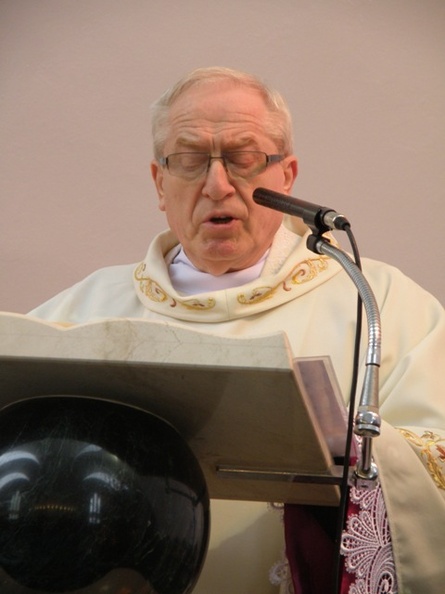 Eucharystii przewodniczył proboszcz ks.prałat Kazimierz Piastowski.JPG
