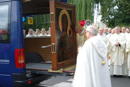 Powitanie obrazu przez biskupa Andrzeja Suskiego i proboszcza Kazimierza Piastowskiego